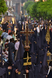 La Hermandad de la Santa Cruz por Ginés Martín, una imagen ya para la memoria de la Semana Santa onubense