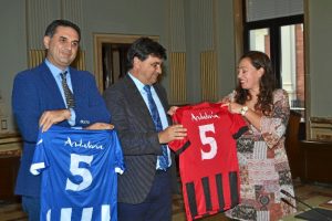 El consejero de Turismo y Deporte, Francisco Javier Fernández; el alcalde de Huelva, Gabriel Cruz; y la presidenta del Sporting, Manuela Romero. / Foto: Pablo Sayago.