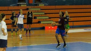 Adaora Elonu ya se entrena con sus compañeras en Huelva. / Foto: www.cbconquero.es.