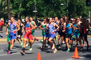 Martín dio el primer hachazo en los 10.000 metros a pie iniciales. / Foto: @TriAustralia.