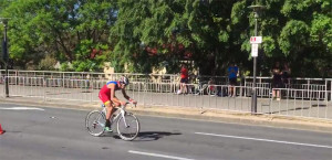 Cuando Martín llegó a la T2 para encarar los últimos 5.000 metros a pie, tenía el Mundial encauzado. / Foto: @TriAustralia.