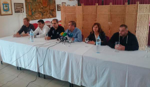 Un momento de la rueda de prensa de los empleados despedidos por el Recre, en el Tiro de Pichón. / Foto: Manu López / @Albiazules.