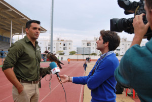 Francis Silva, organizador del evento, entrevistado por los medios.