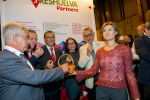 La consejera en el stand de Freshuelva.