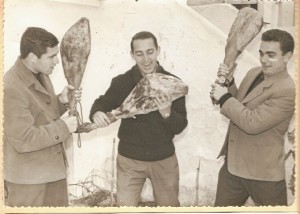 Guerra blandiendo un jamón ganado en el terreno de juego por el equipo.