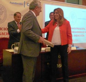 El consejero delegado de Atlantic Copper, Javier Targhetta Roza, ha recibido el galardón de manos de Susana Díaz.