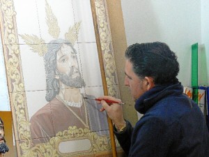 El artista creando en su taller de Villalba del Alcor.