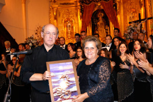 La alcaldesa, con el director de la Coral Padre Mirabent.