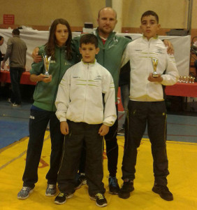 Los luchadores cartayeros, junto a su técnico.