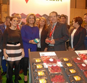 Fátima Báñez en el stand de Freshuelva.