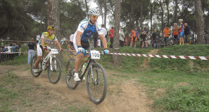 Un circuito de aproximadamente 4,5 kilómetros de monte bajo de pinares espera a los ciclistas.