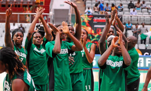 Elonu y sus compañeras saludan al público tras el triunfo. / Foto: www.fiba.com.