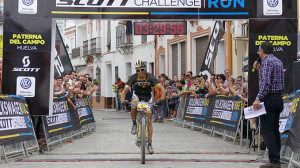 Francesc Guerra llegando a la meta en la prueba en Paterna del Campo.