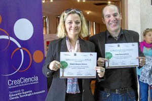 Mónica Hinojosa e Isidro Marín tras recibir el premio en el Festival de cine científcio Cine al Cubo de Ecuador. 