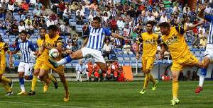 Rubén Mesa trata de rematar un balón en el área murciana. / Foto: Josele Ruiz.