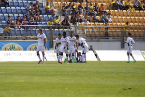 Los jugadores del San Roque, este domingo de blanco, celebran el gol de Chaco. / Foto: ElDesmarque.