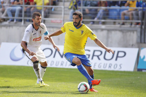 Pedro Baquero intenta tapar la acción de Güiza. / Foto: ElDesmarque.