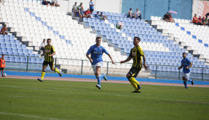 Bonaque intenta hacerse con la pelota en presencia de un rival. / Foto: Melilla Hoy.