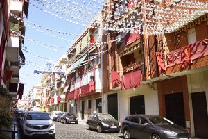 Las calles de Viaplana lucen engalanadas para la procesión de mañana sábado