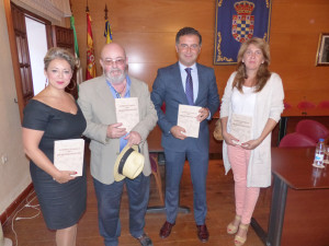 Las autoridades junto al autor Leopoldo Gorostiza sostienen ejemplares del libro presentado.