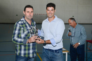 Uno de los ganadores del certamen recibe su galardón.