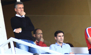 Alejandro Ceballos, de pie, siguiendo el partido desde uno de los palcos. / Foto: Josele Ruiz.