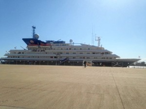 El buque de cruceros 'Corinthian' en su primera escala en Huelva./Foto: Leticia Camacho.