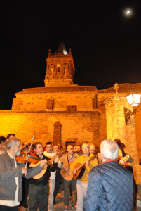 Cantos a la Virgen por las calles de Zalamea. / Foto: José Miguel Jiménez.