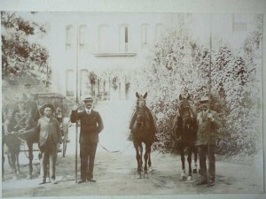 Los doctores Mackay y Macdonald en la Casa Colón de Huelva en la segunda década del siglo XX. / Foto: Grupo 'Ayer y Hoy' de facebook para el concurso 'La Huelva de Siempre'.