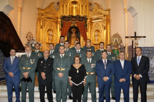 Autoridades civiles y militares posan tras la misa en Isla Cristina.