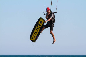 La publicación destaca que las aguas onubenses son ideales para iniciarse en el kitesurf.