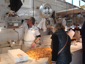 Puesto en el interior del mercado.