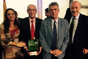 Antonio Toledo recibió de manos de Ángel María Villar el trofeo Ramón Cobo.