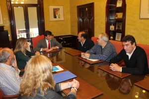 Reunión del alcalde de Huelva con vecinos de Tartessos.