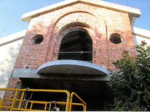 En fase de construcción, la fachada principal de la Iglesia.