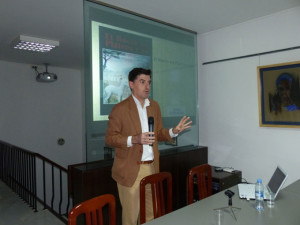 Santiago Padilla, presentando el libro.