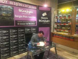 Firmando libros.