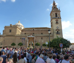 A la salida de la iglesia.