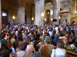 En el interior de la parroquia.