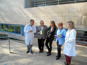 El delegado territorial junto a los profesionales del centro encargados del programa.