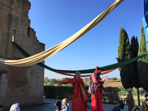 El Mercado se desarrolla en el recinto de la Torre.