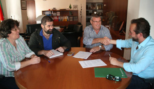 Momento de la firma del acuerdo entre el CD Cartaya y el Ayuntamiento de la localidad.