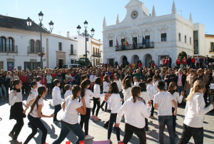 Los pequeños cartayeros también han realizado un coreografía.