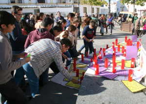 Velas encendidas en recuerdo de las víctimas.