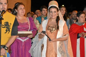 Las dos alcaldesas realizaron una visita conjunta a la feria medieval.