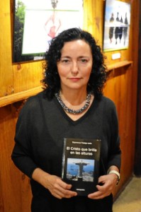 Esperanza Fidalgo, con su nuevo libro. / Foto: Manuel González Flores.