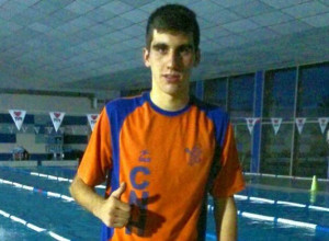 Alejandro Rivero batió el récord provincial absoluto en los 400 metros estilos.