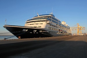 El Buque de cruceros Azamara Journey hace escala en Huelva.