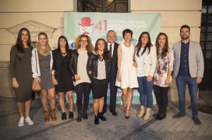 Con las jugadores del Cajasol Sporting de Huelva. / Foto: Alberto Díaz.