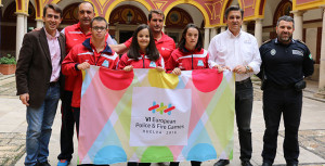 Los deportistas del CODA con la bandera de Huelva 2016.